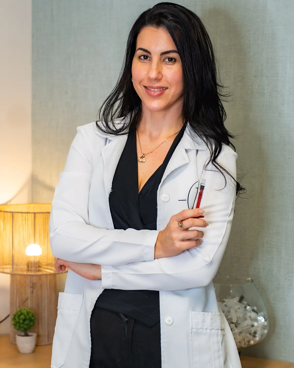 Médico estético con material de bioestimulación