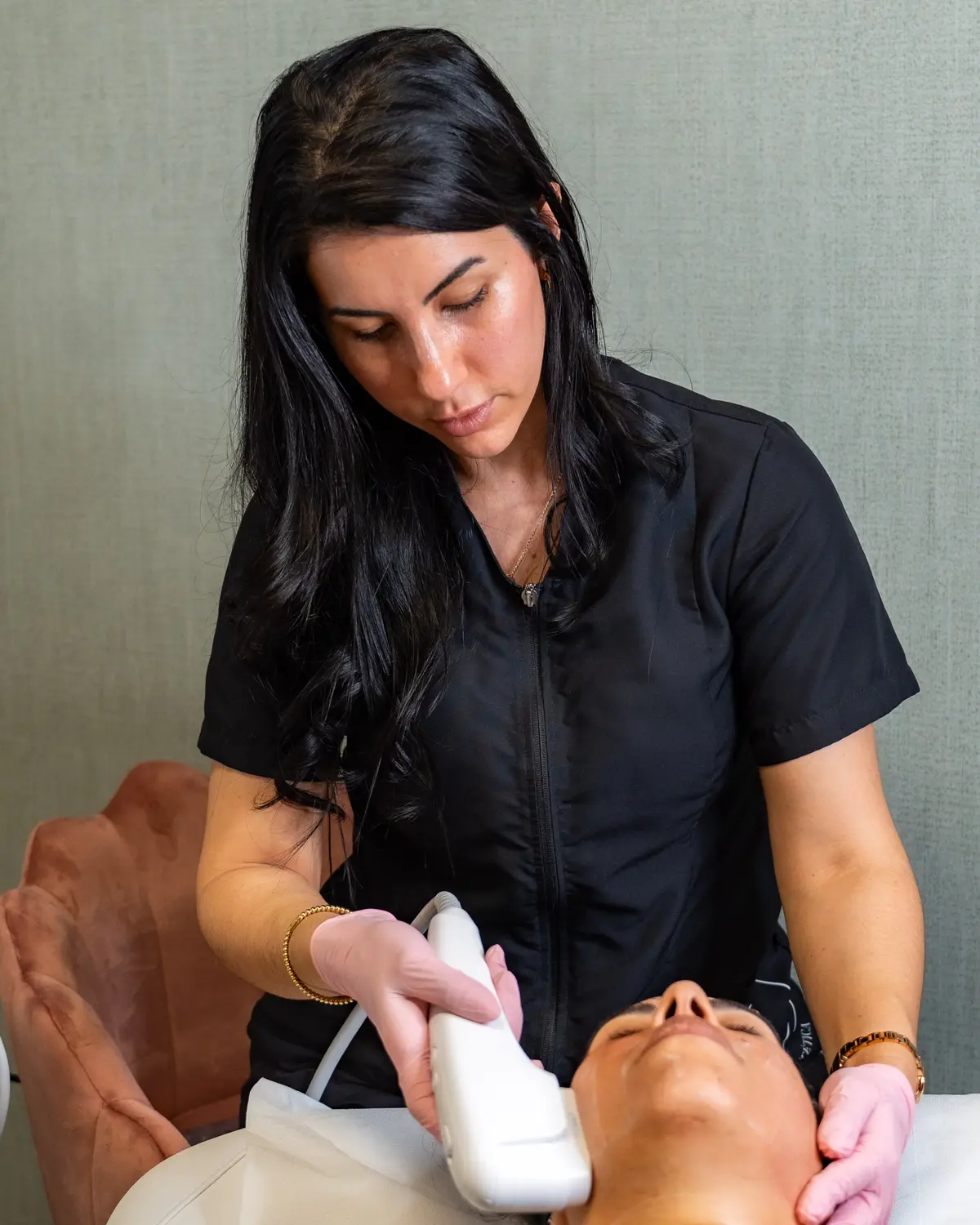 Tratamiento facial con aparatología médica en Atelier LyO